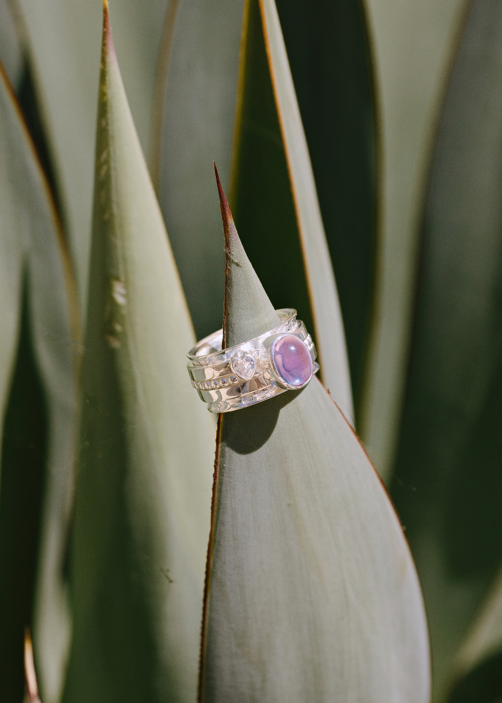 Кольцо «Мозаик» с овальным аметистом кабошон и сердечком белый циркон