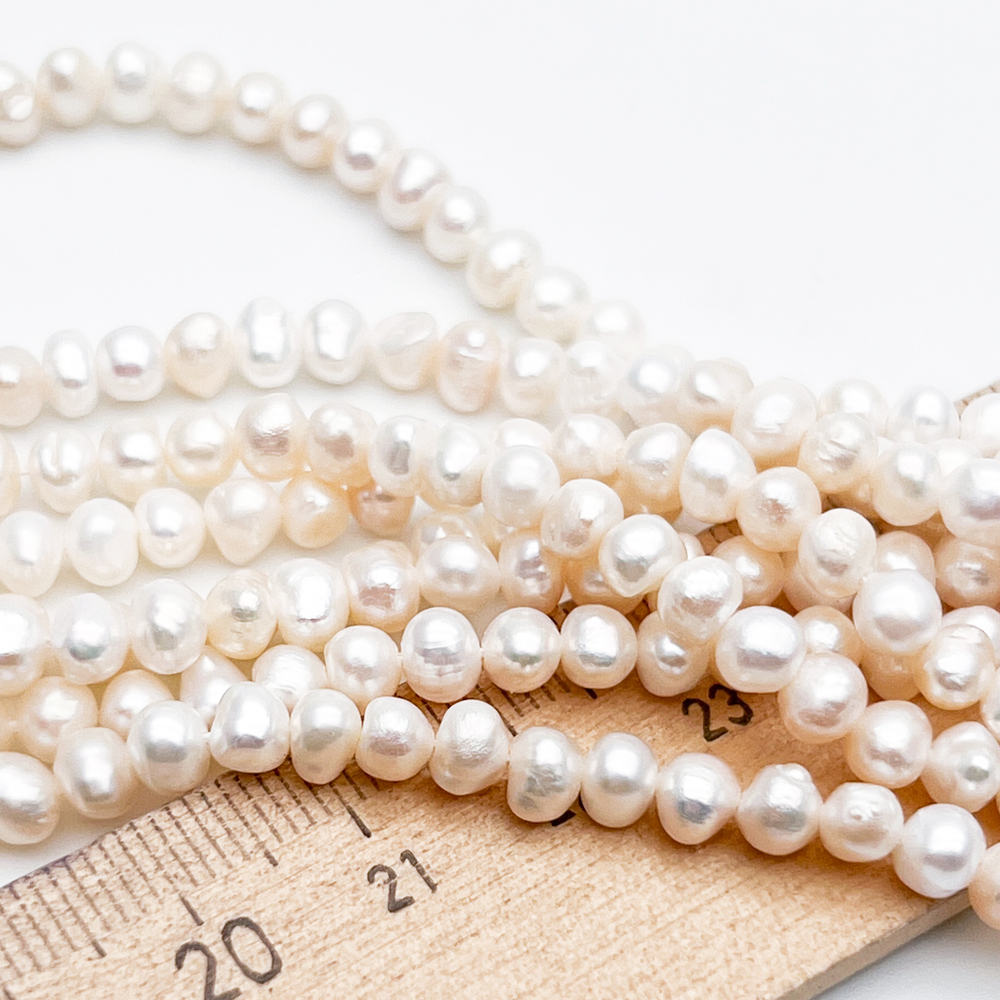 Жемчуг круглый бусины, размер около 4,5-5 мм, цена за отрезок 18 см (1/2 нити)