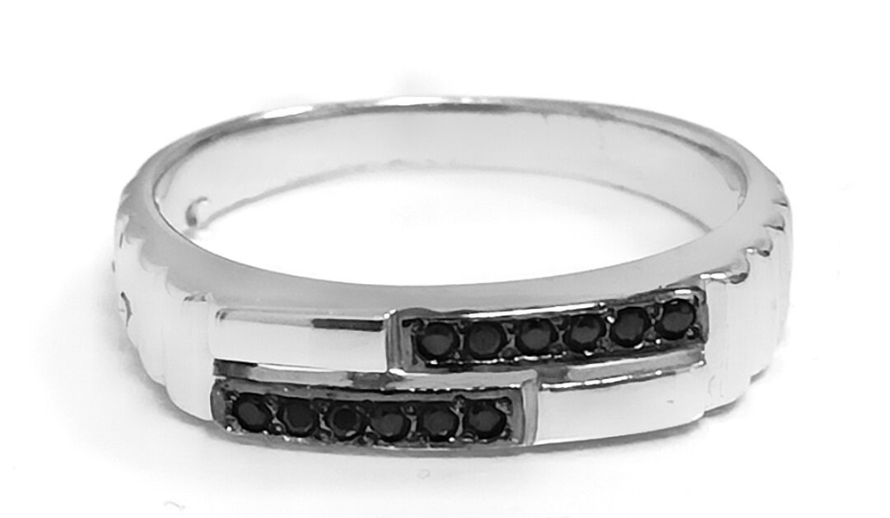 Ювелирное кольцо из серебра с черными фианитами