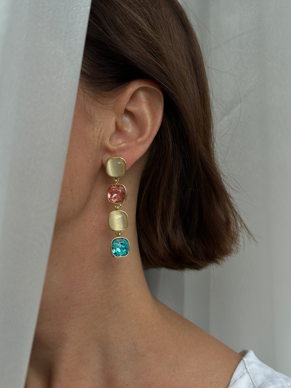 Cерьги дорожки с кристаллами: кремовый, бирюзовый, персиково-розовый, оттенок золото