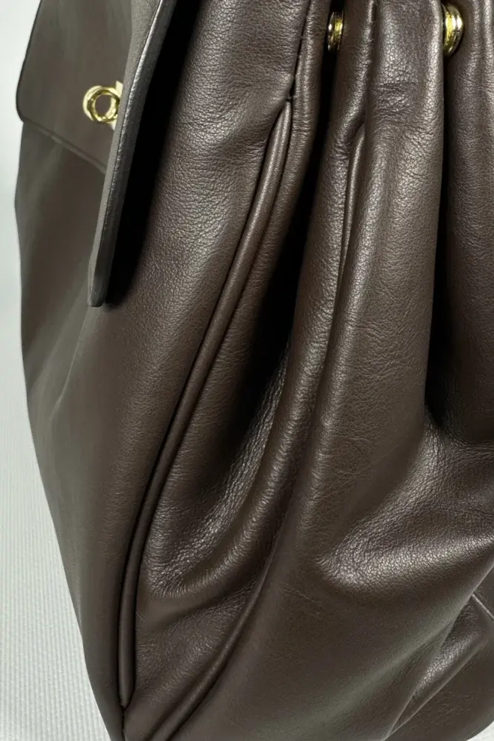 Женская сумка из натуральной кожи ягненка коричневого цвета