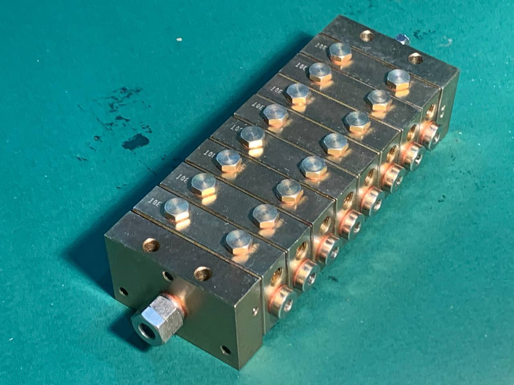 Распределитель смазки на 16 портов 4 отверстия (большой)