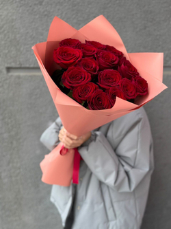 Букет из 15 роз Рэд Наоми 60 см