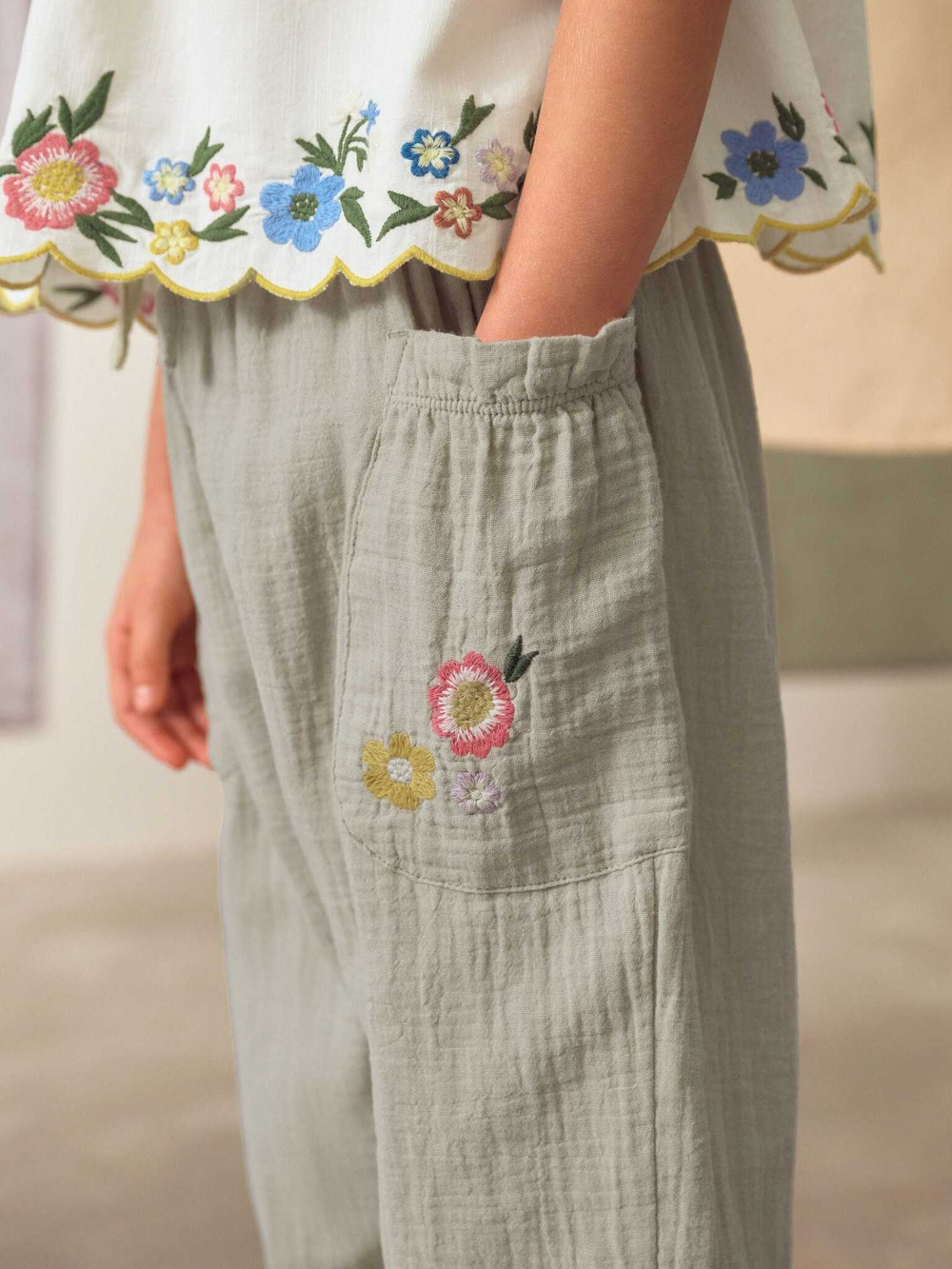 Топ с вышивкой и брюки в комплекте для девочки Next AB1-570, Молочный, Хаки