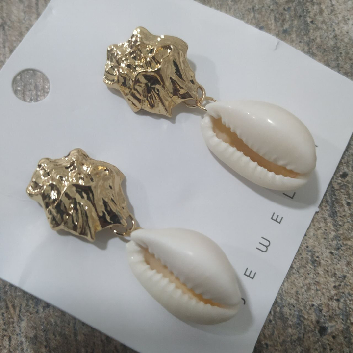 Серьги-гвоздики Ракушка Каури раковина металл золотистый