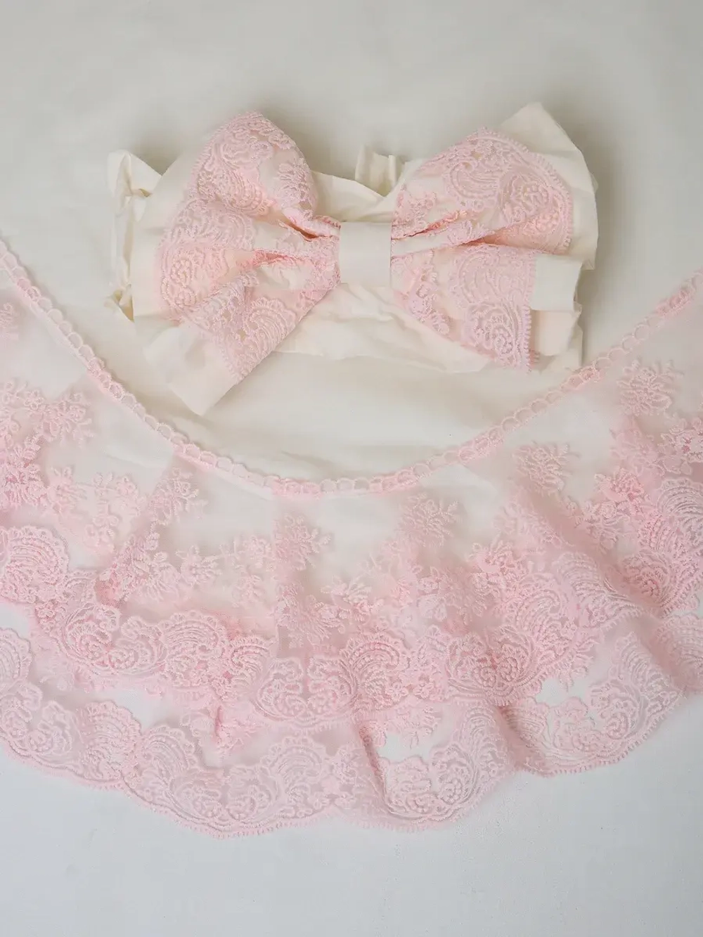 Кружевной уголок и бант на выписку