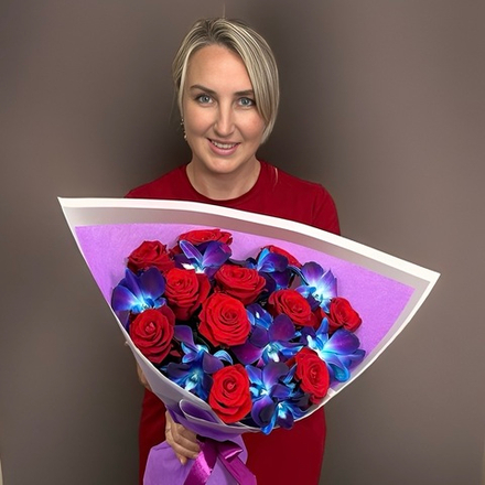 Купить Букет из орхидей и роз «Страстный космос»