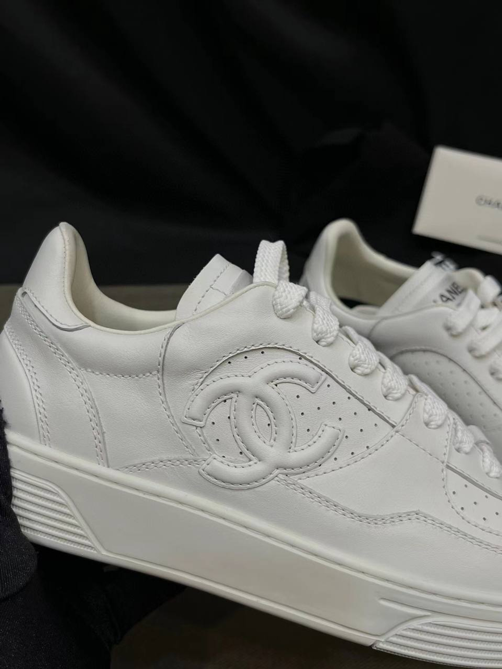 Женские кроссовки Chanel белого цвета с объемным логотипом