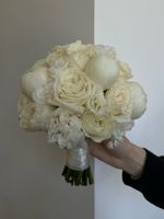 Свадебный букет из пионов, лизиантуса, кустовых пионовидных и одноголовых роз