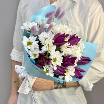 «Пурпурная дымка» букет из ромашек и тюльпанов