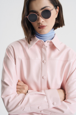 Рубашка из розовой экокожи