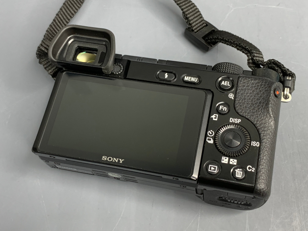 Sony A6100 kit 16-50mm 11.000 кадров