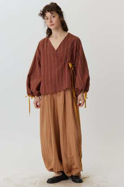 Блузка на запах из коричневого льна в полоску