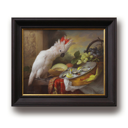 На картине изображён натюрморт: в центре композиции — белый попугай с красно-оранжевым хохолком, который с любопытством склоняется к блюду с устрицами, украшенными дольками лимона. Рядом расположены гроздья зелёного и тёмного винограда, дыня и другие фрукты. Всё это размещено на богато украшенной скатерти с красно-золотым орнаментом. На заднем плане виднеется рельефная композиция с фигурами. Картина оформлена в тёмную раму с золотой окантовкой.