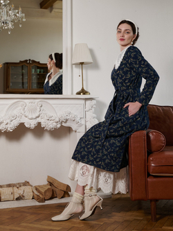 Платье с кружевным воротником