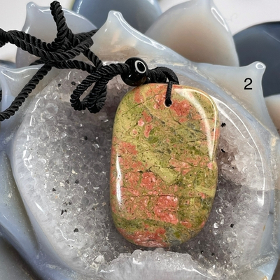 54053  Унакит Кулон галтовка на шнурке 38мм