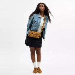 COACH СУМКА ЧЕРЕЗ ПЛЕЧО TABBY 26 С ПРИНТОМ ГРАФФИТИ, ОХРА