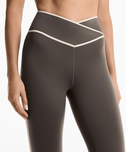 OYSHO Брюки-клеш Perfect-adapt с V-образным вырезом на талии, длиной до щиколотки 65 см, серо-коричневый