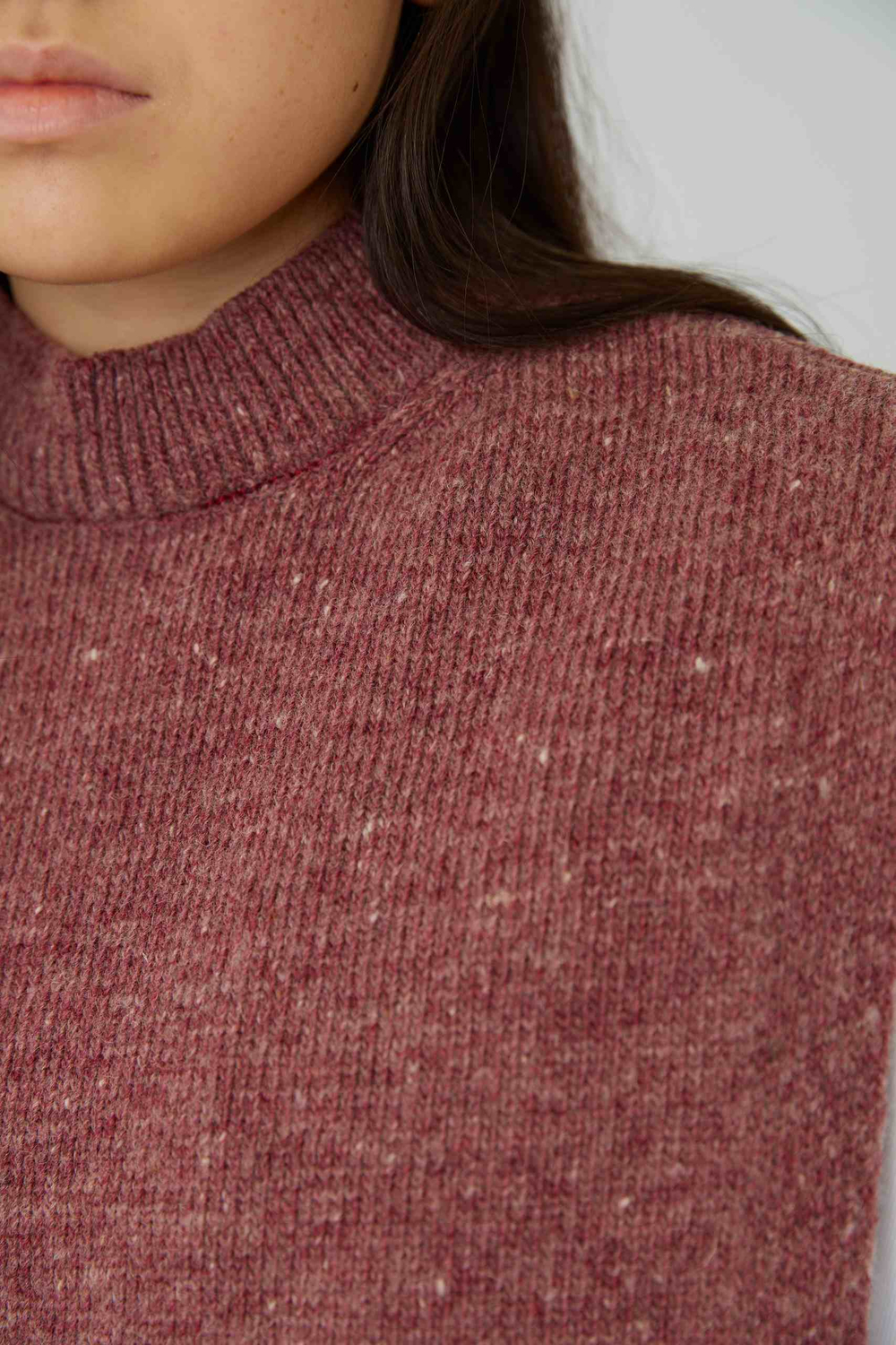 Манишка из шерсти брусничного цвета