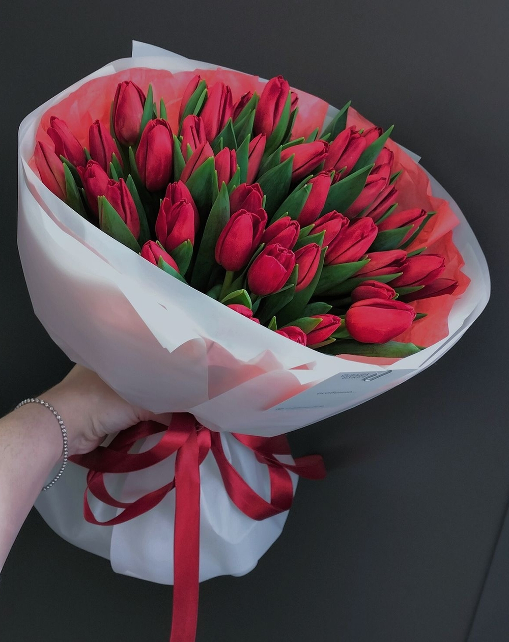 45 красных тюльпанов