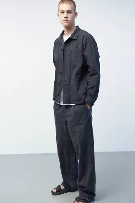 Верхняя мужская рубашка с карманами из черного вареного хлопка