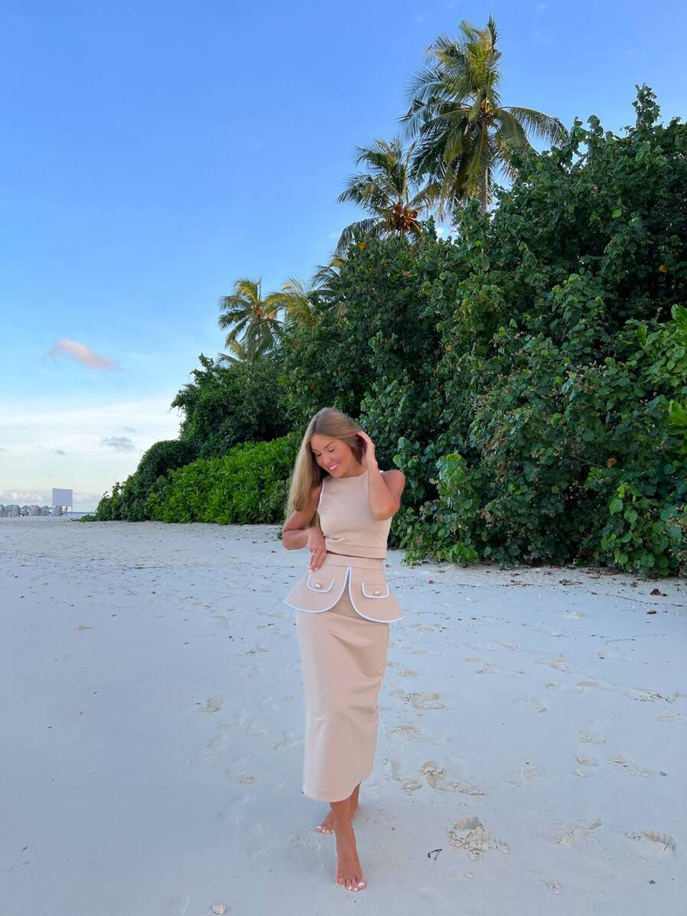 Костюм с баской в бежевом цвете