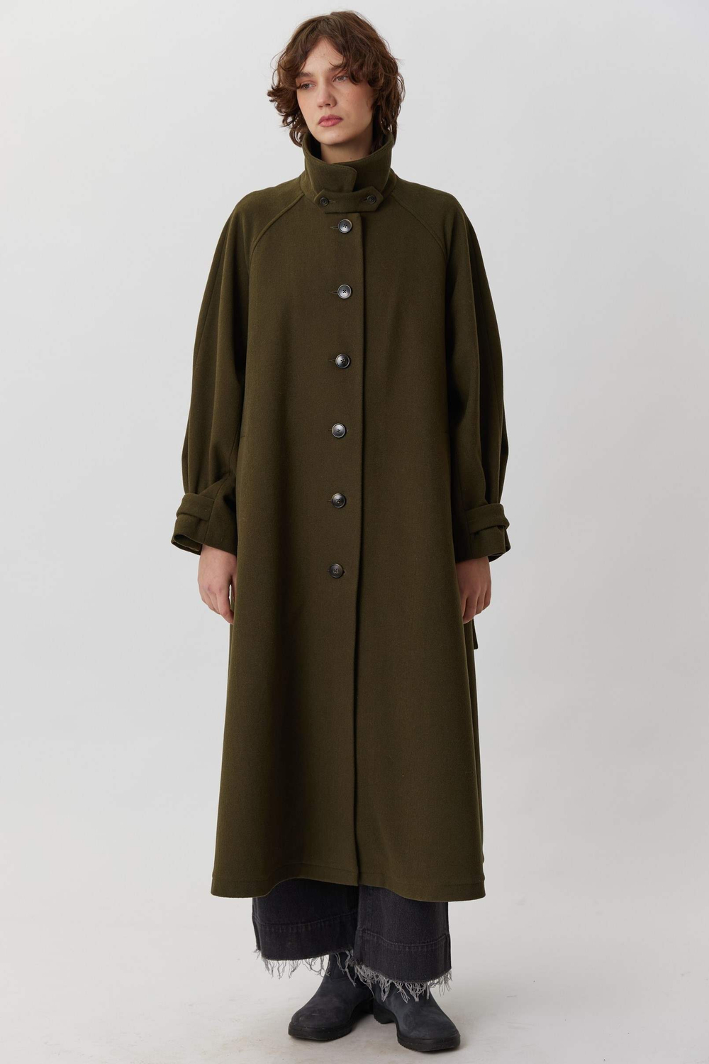 Объемное пальто зеленого цвета