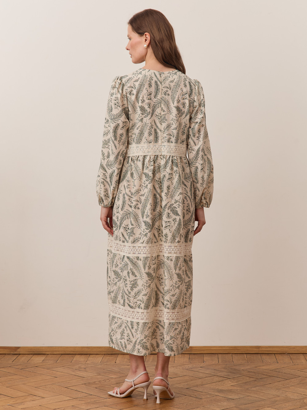 Платье с кружевными вставками