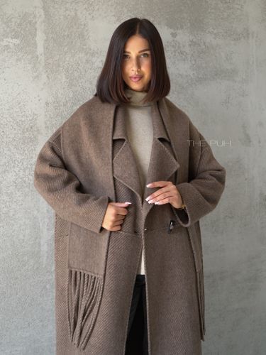 Коричневое пальто с шарфом