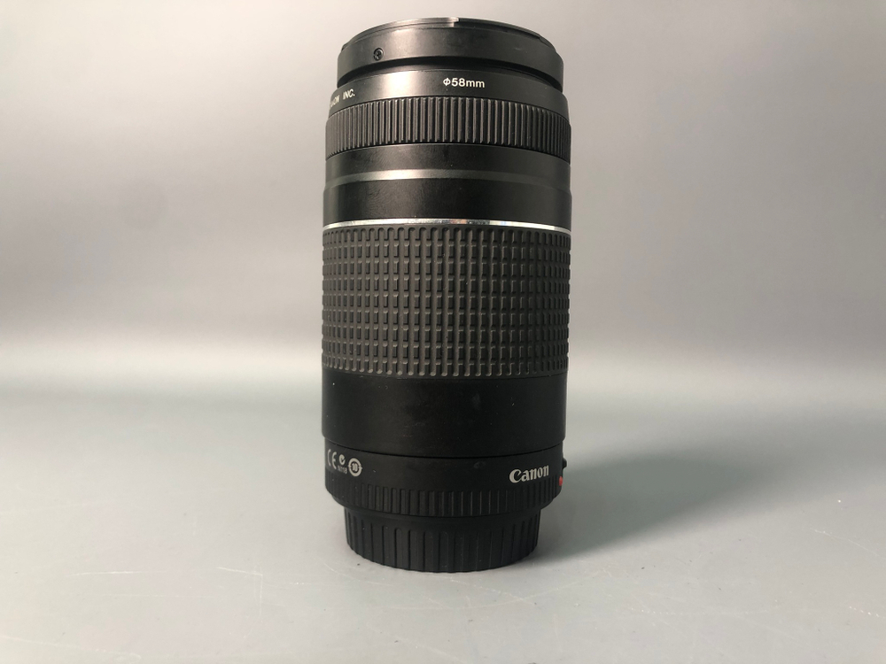Canon 75-300mm III USM, царапины на верхней линзе.
