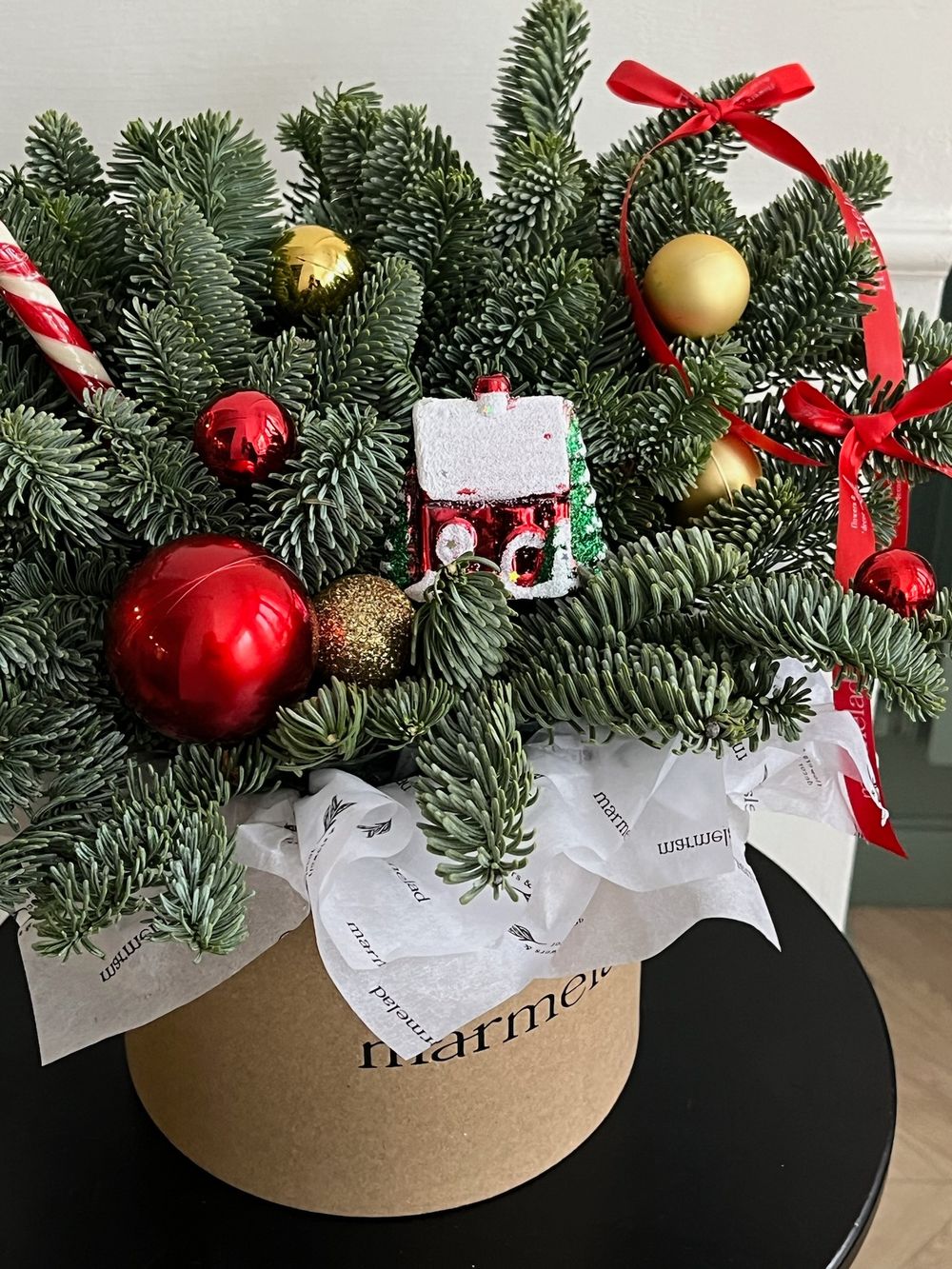 Композиция из хвои с новогодними игрушками