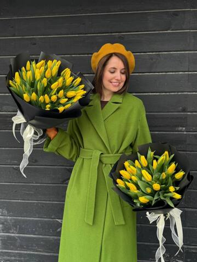 Желтые тюльпаны в черной упаковке
