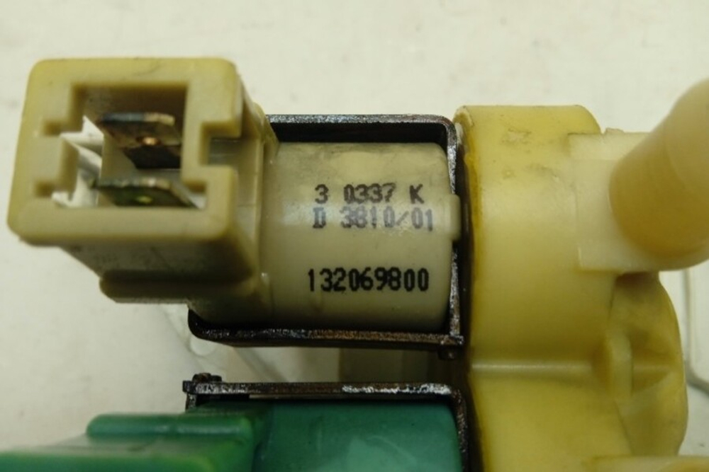 FE925N кт147 Клапан подачи воды с панелью для стиральной машины Zanussi 132069800 б/у
