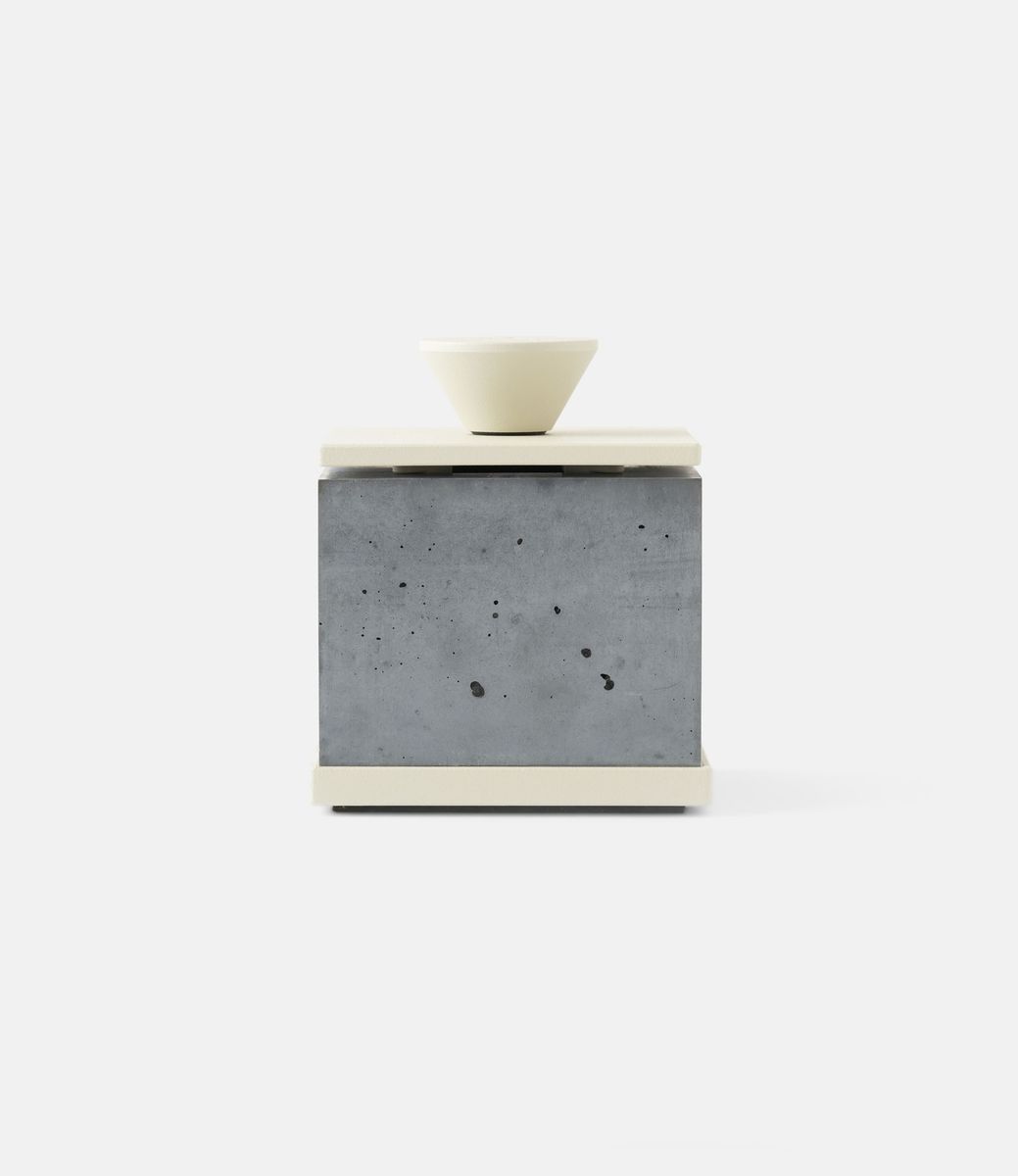 Flikrfire Personal Fireplace Square Almond — портативный камин из бетона