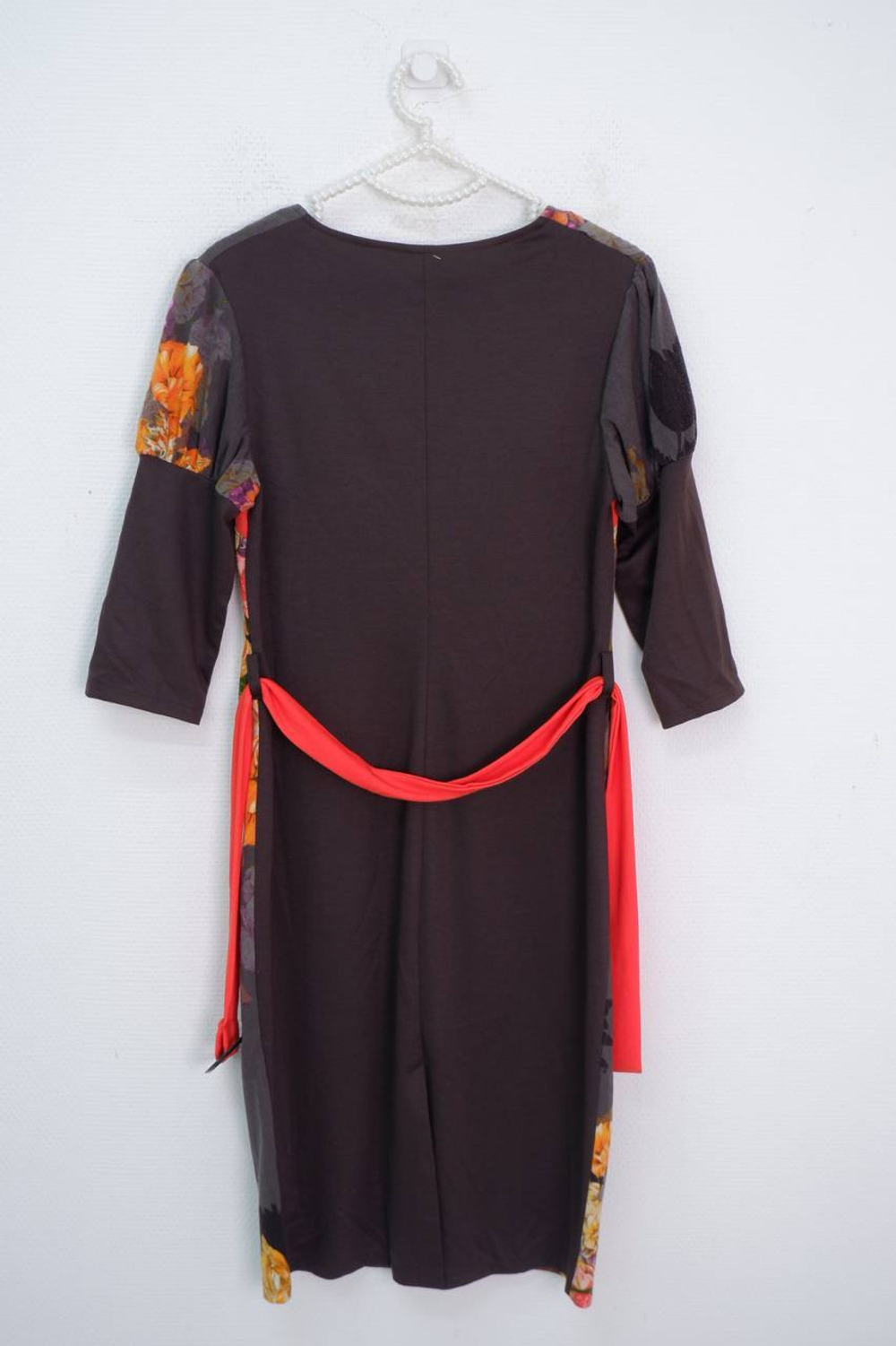 Платье серо-красное с бантом на груди 44 размер