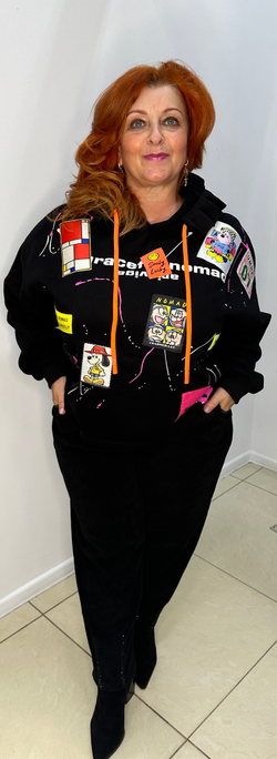 Черная толстовка-худи с ярким принтом и капюшоном