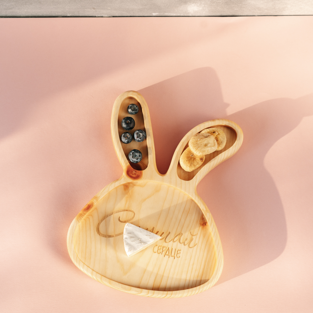 Деревянная менажница из кедра для подачи блюд и закусок с гравировкой "Слушай сердце"