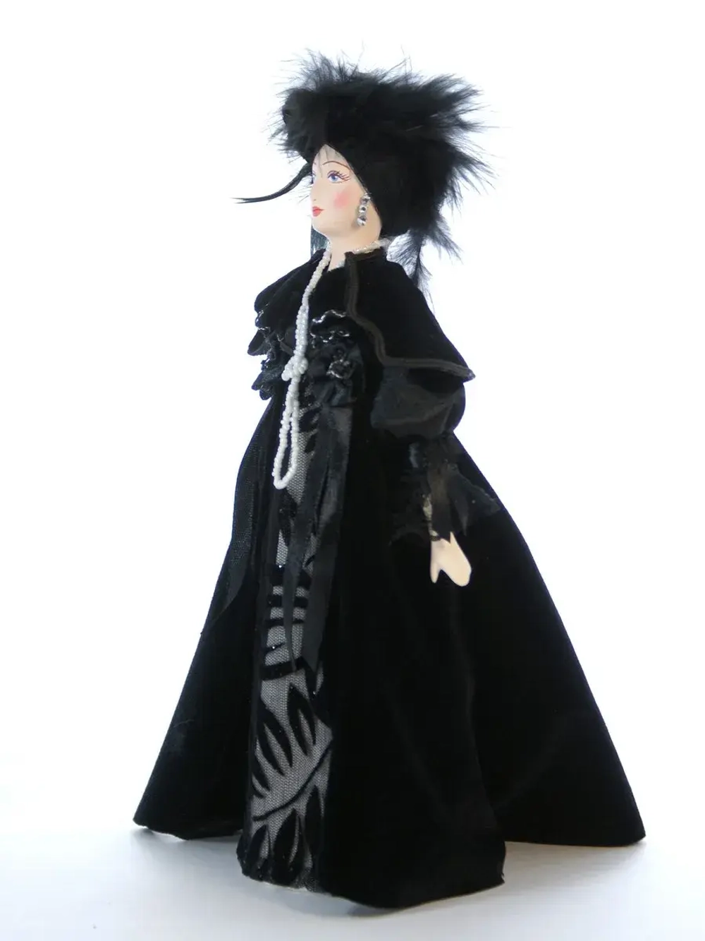 Кукла фарфоровая Светская дама в черном