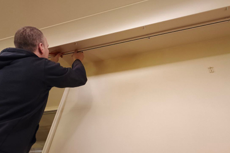 Монтаж направляющего профиля в потайную нишу