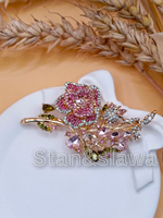 Брошь "Игривая веточка Розы"Выполнена из метала, страз и цирконов.