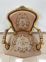 Старинное кресло с гобеленовой обивкой