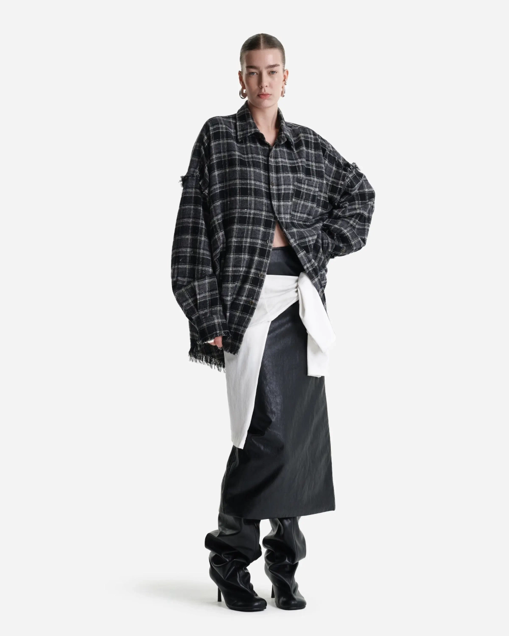 Рубашка в клетку с необработанным краем серо-черная