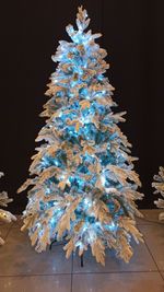 Заснеженная ель с гирляндой «Россо» холодный свет (Литая+пвх) 180 см / 1,8 м