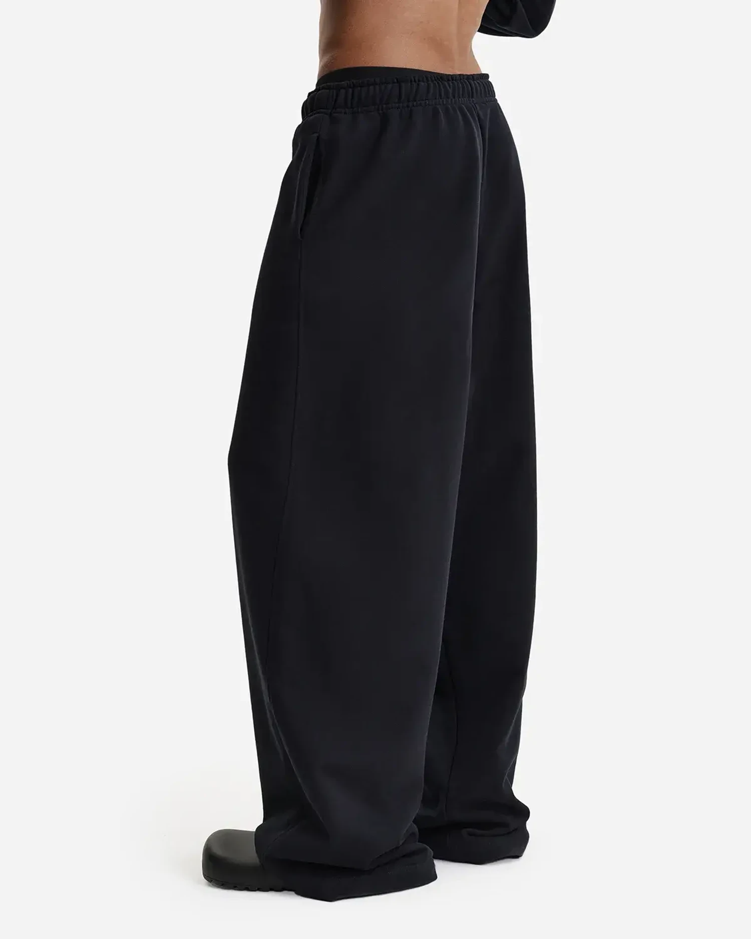 Широкие брюки из футера