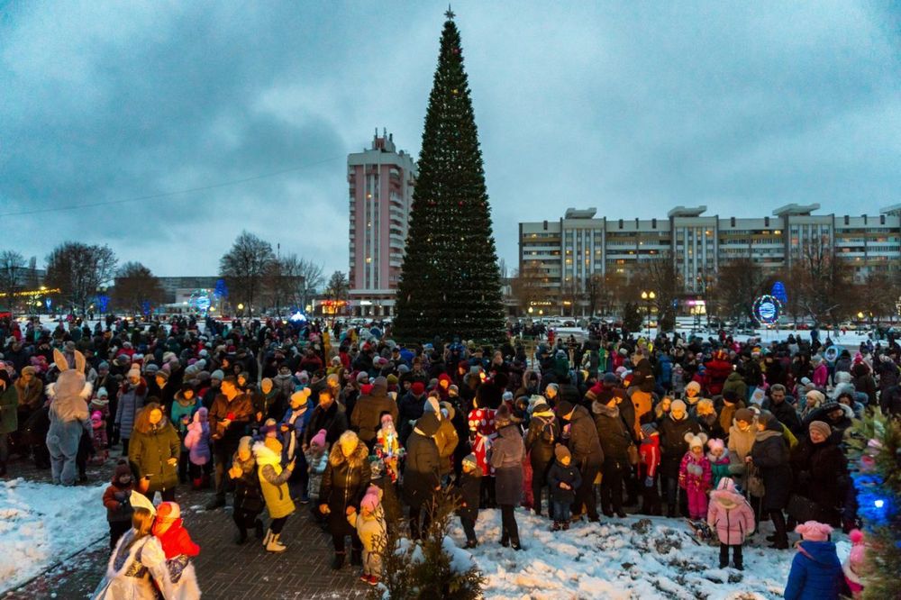 Светодинамическая елка каркасная-узкая с встроенной гирляндой "Евро-2" высота от 4 до 30 м