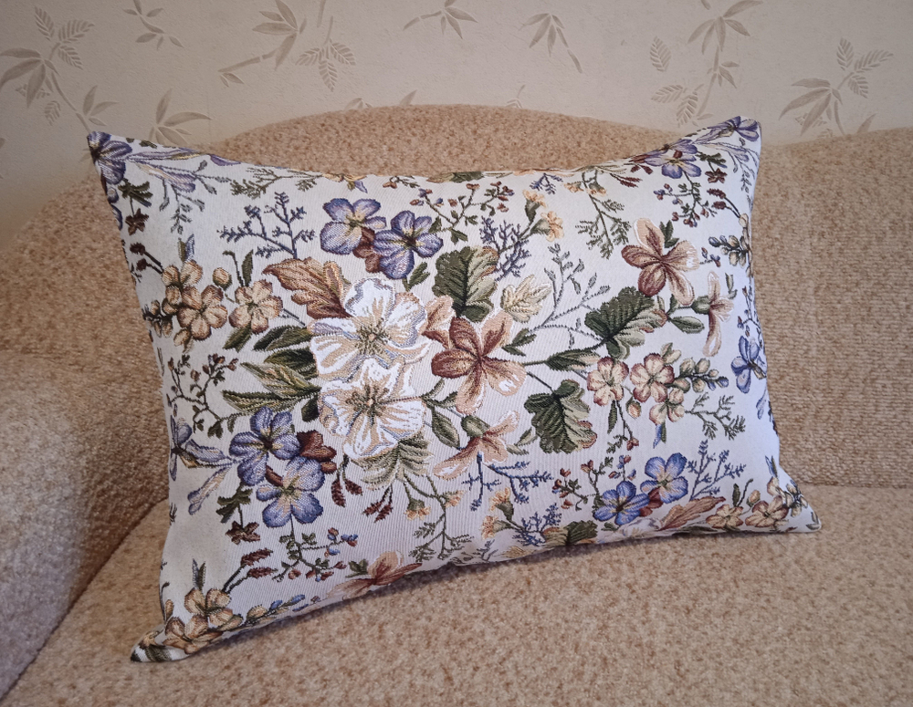 Декоративная гобеленовая наволочка для интерьерной подушки Цветочная поляна 68х47