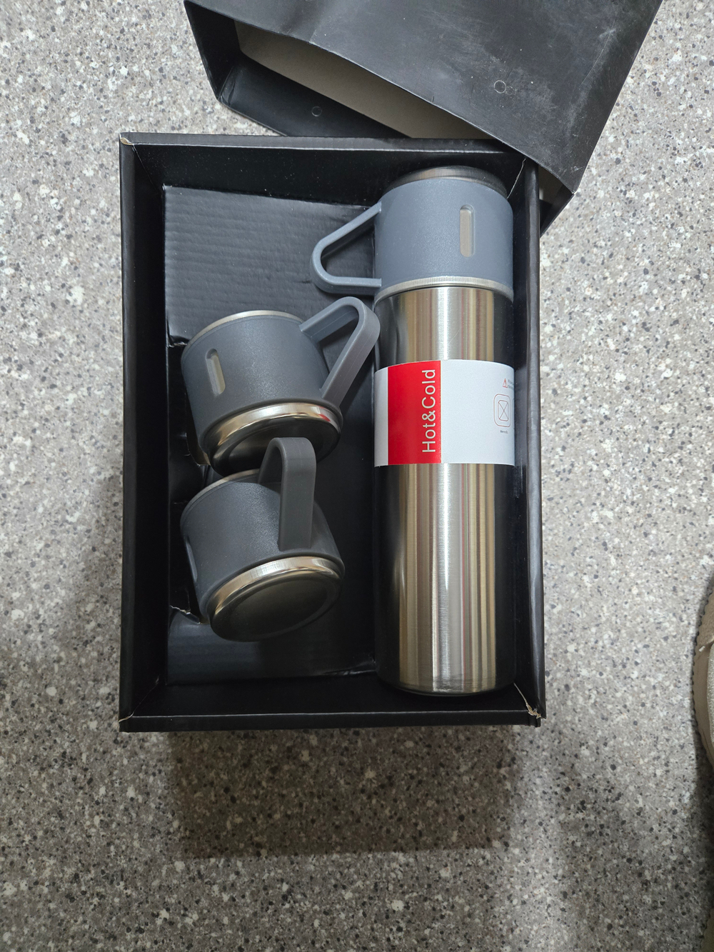Термос с 2 кружками в подарочной упаковке QF624