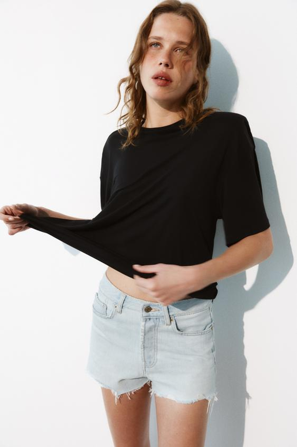 ZARA ДЖИНСОВЫЕ ШОРТЫ TRF СО СРЕДНЕЙ ПОСАДКОЙ И РАЗРЕЗАМИ, ГОЛУБОЙ
