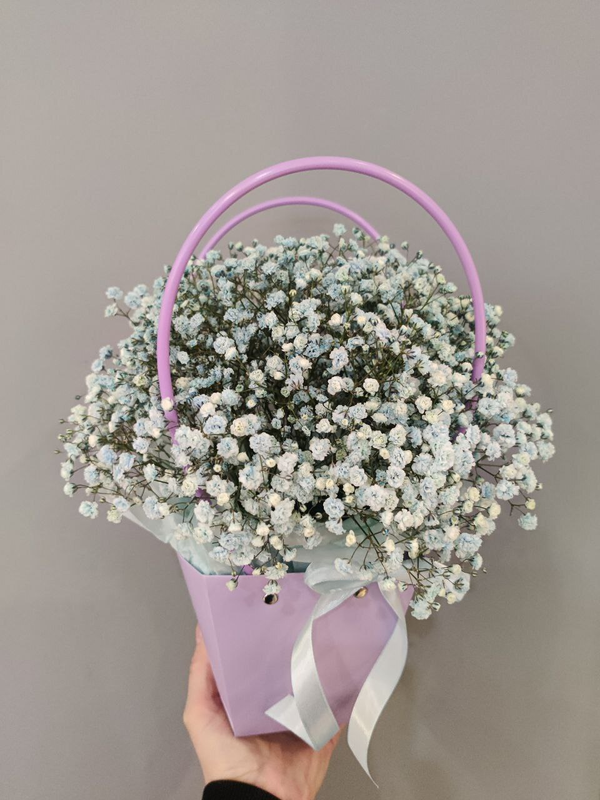 Композиция из голубой гипсофилы в сумочке