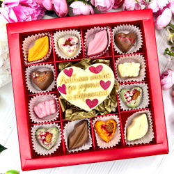 Шоколадный набор "Люблю тебя до луны и обратно": шоколадка-сердце и 12 конфет ручной работы